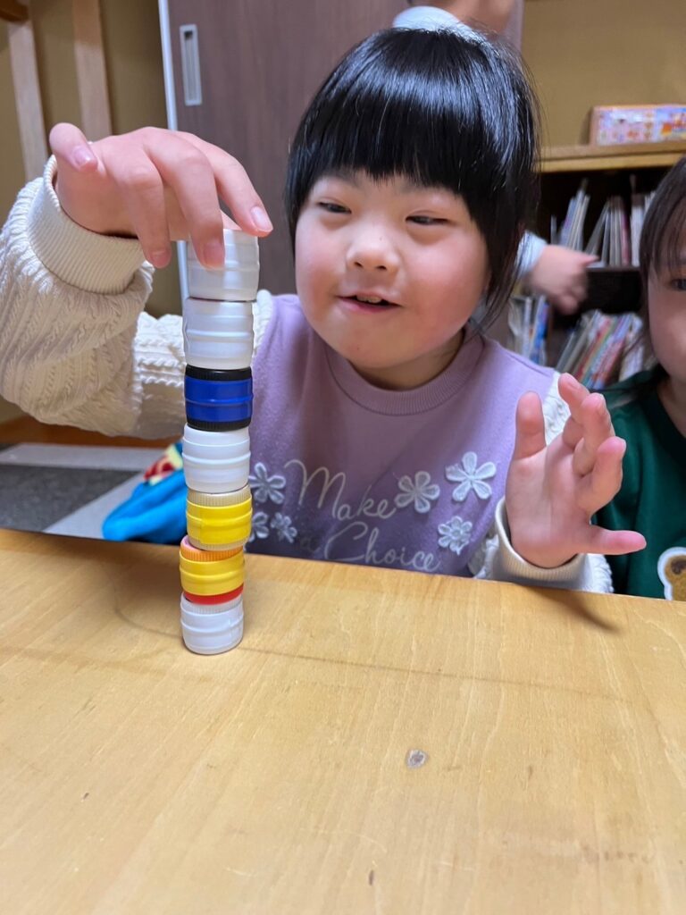 集団活動　キャップ積み上げ　放課後等デイサービス　ずっと